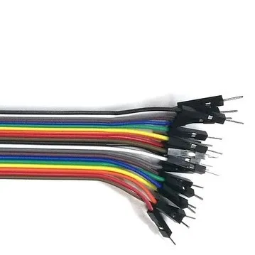 Smart-Home-Geräte, darunter ein Smartphone, eine intelligente Überwachungskamera, eine intelligente Steckdose und eine intelligente Glühbirne. Von AAK-Dienstleistungen